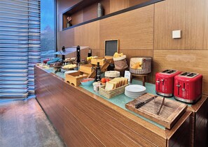 Daily buffet breakfast (EUR 15 per person) - Sercotel Las Artes Pinto (Pinto)