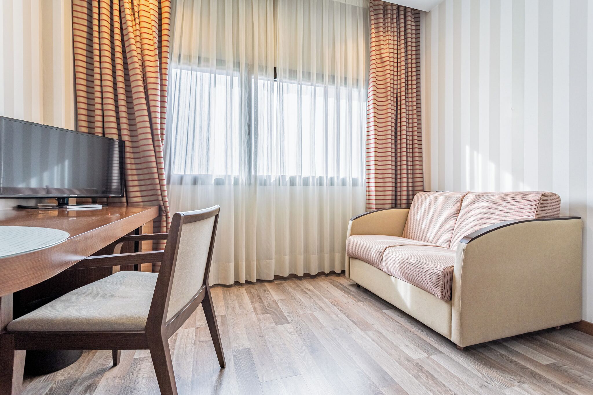 standard room, 1 double bed | minibar, in-room safe, desk, soundproofing