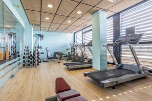 A gym with treadmills, elliptical machines, and free weights. - Sercotel Las Artes Pinto (Pinto)