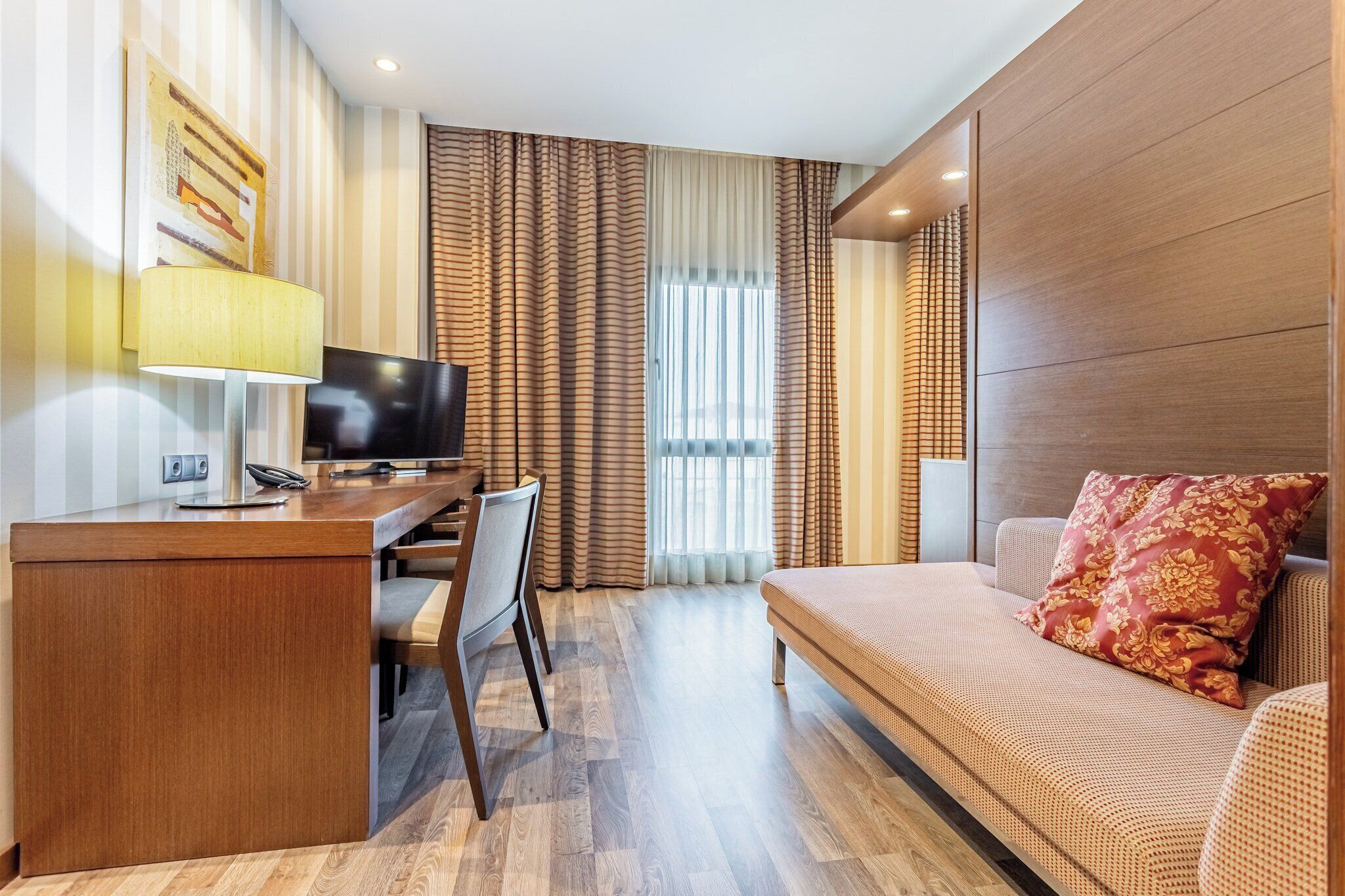 经典双人房 | 迷你吧、客房内保险箱、办公桌、隔音