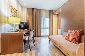 Standard Room, 1 Double Bed | Minibar, in-room safe, desk, soundproofing