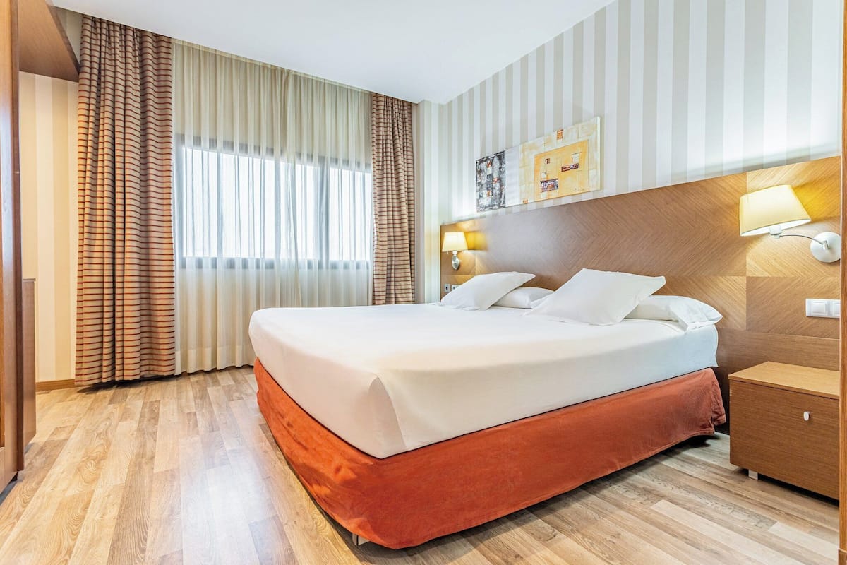 Classic Double Room | Minibar, in-room safe, desk, soundproofing