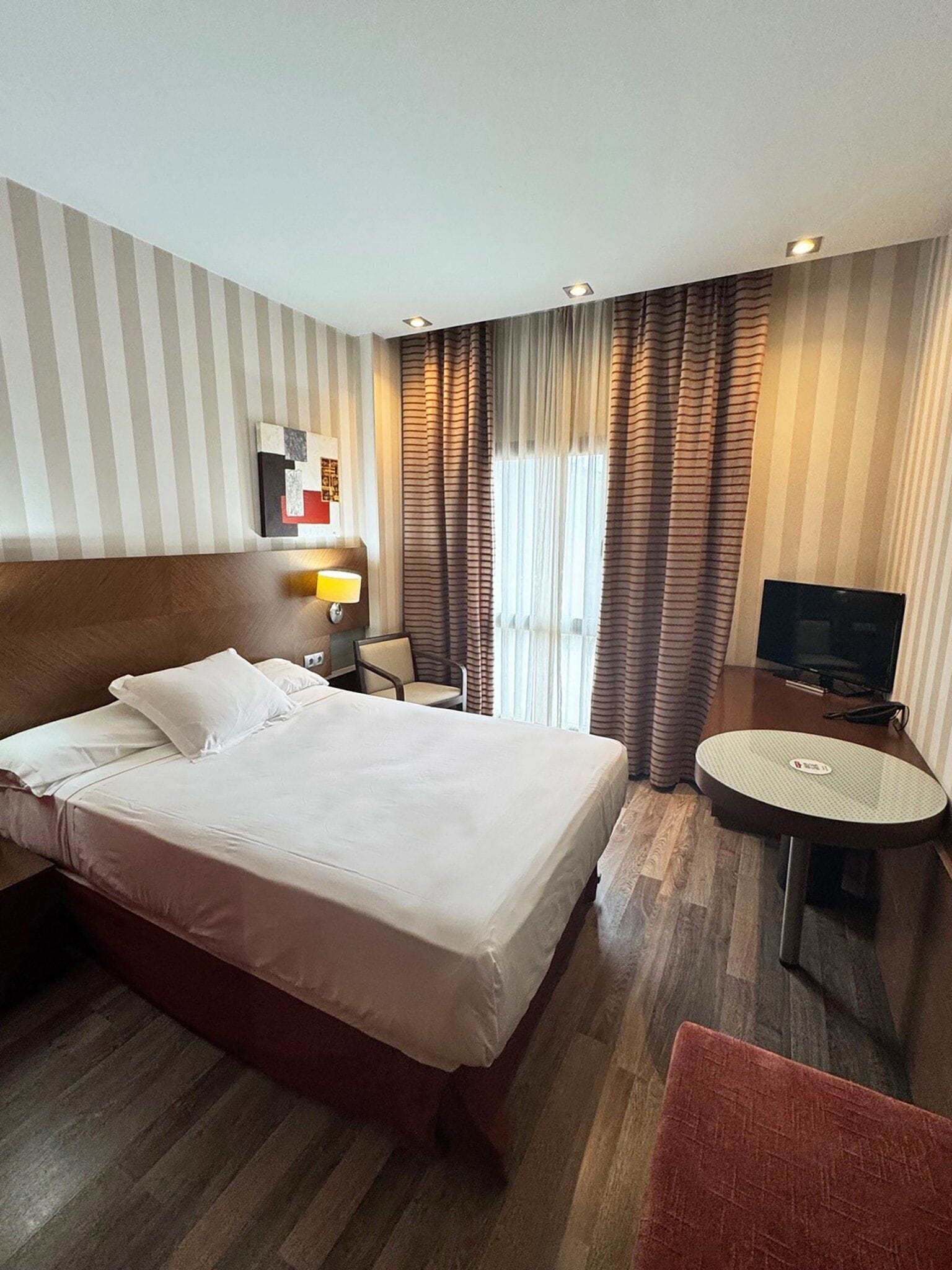 Basic Room (Individual) | Minibar, in-room safe, desk, soundproofing