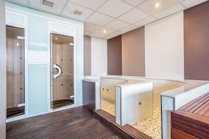 Un sauna, una bañera de hidromasaje, baño turco