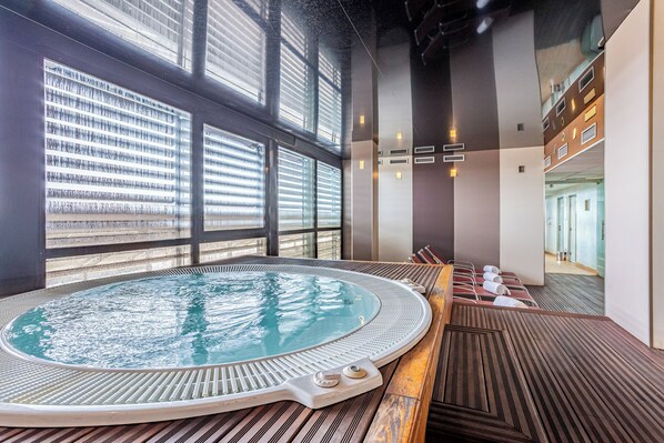 Sauna, hot tub, steam room