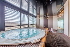 Sauna, hot tub, steam room