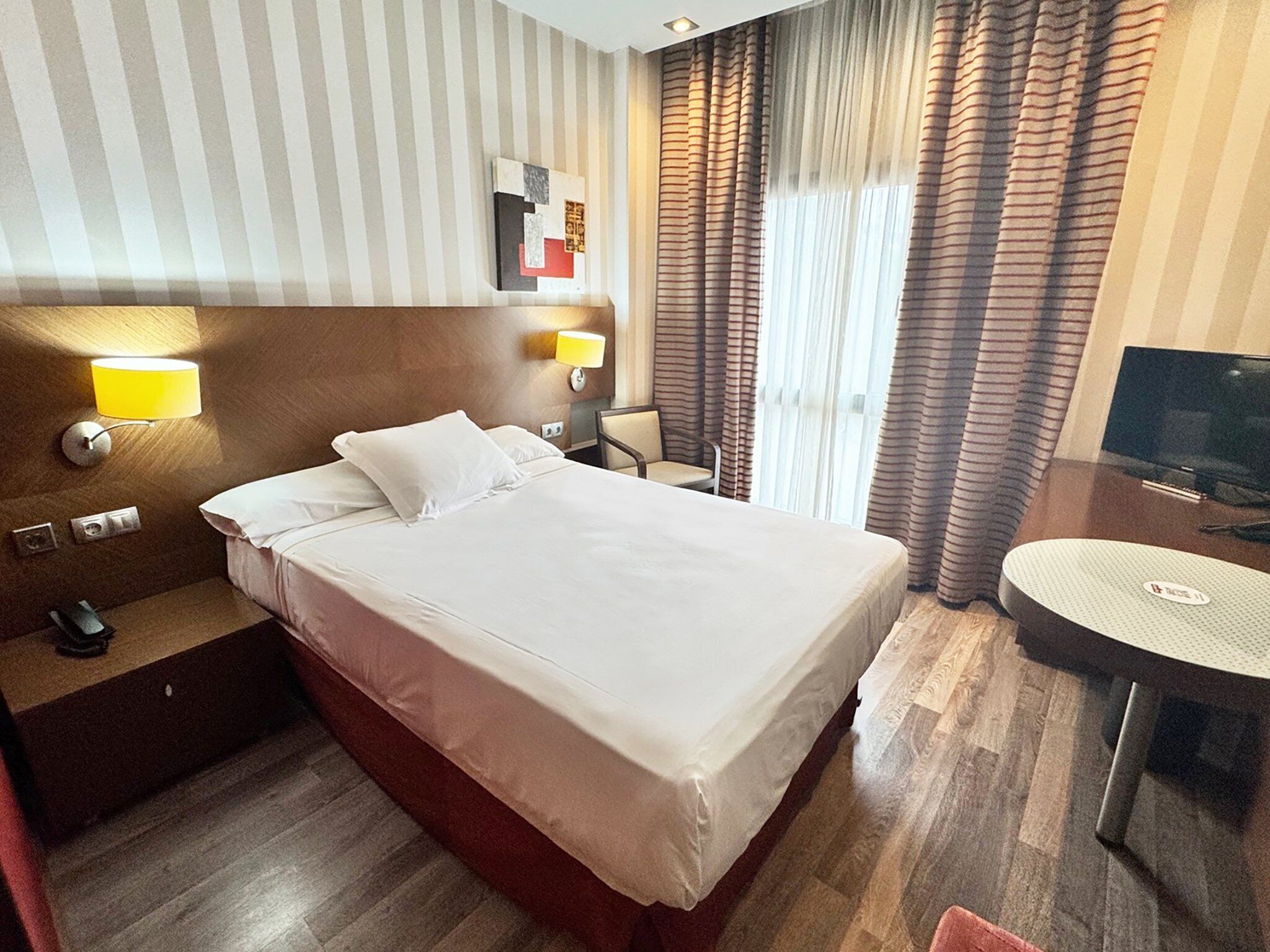 Minibar, coffres-forts dans les chambres, bureau, chambres insonorisées