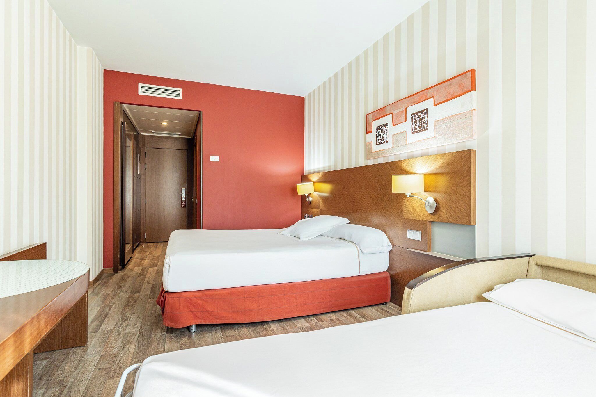 Minibar, caja fuerte, escritorio y sistema de insonorización