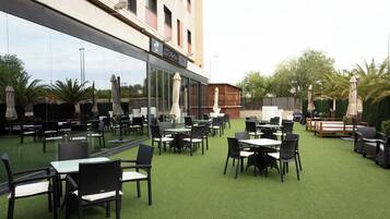 Se sirven desayunos, almuerzos, cenas y cocina mediterránea