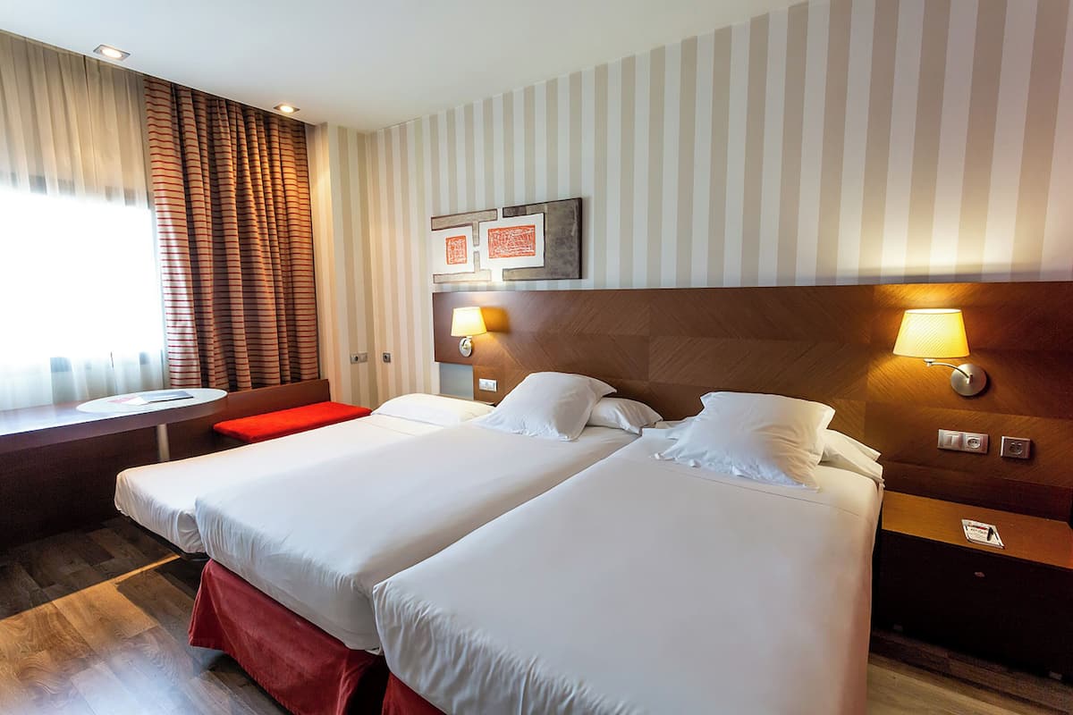 Chambre Triple | Minibar, coffres-forts dans les chambres, bureau, chambres insonorisées