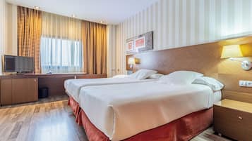 Trippelrum | Minibar, vÀrdeförvaringsskÄp pÄ rummet, skrivbord och ljudisolering