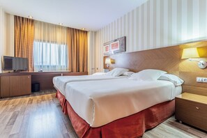 Triple Room | Minibar, in-room safe, desk, soundproofing - Sercotel Las Artes Pinto (Pinto)