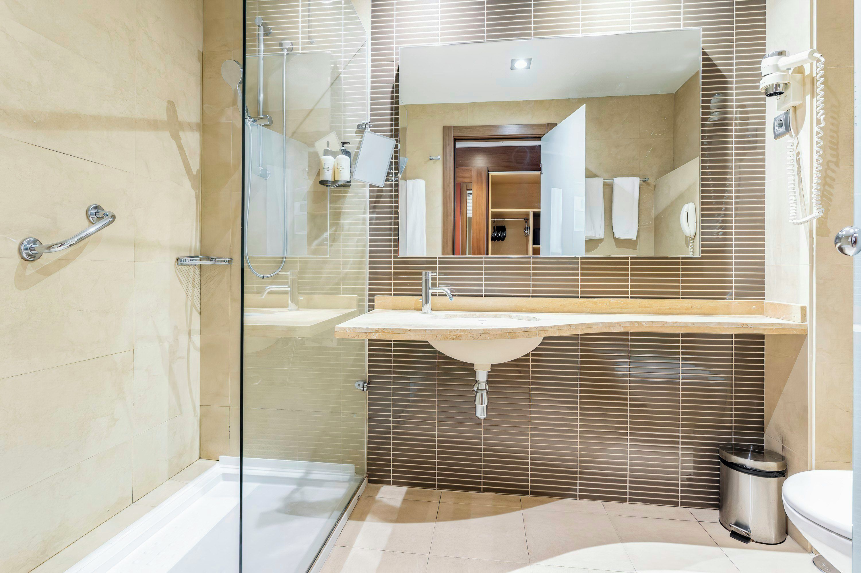 Une salle de bain moderne avec une douche à parois de verre, un meuble-lavabo et des toilettes.