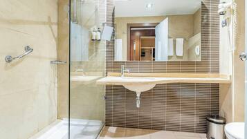 Une salle de bain moderne avec une douche à parois de verre, un meuble-lavabo et des toilettes.