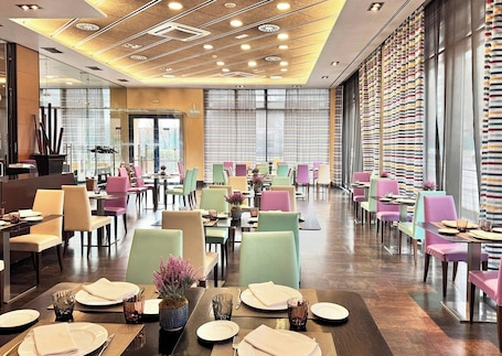 Petit déjeuner, déjeuner et dîner servis sur place. Sercotel Las Artes Pinto