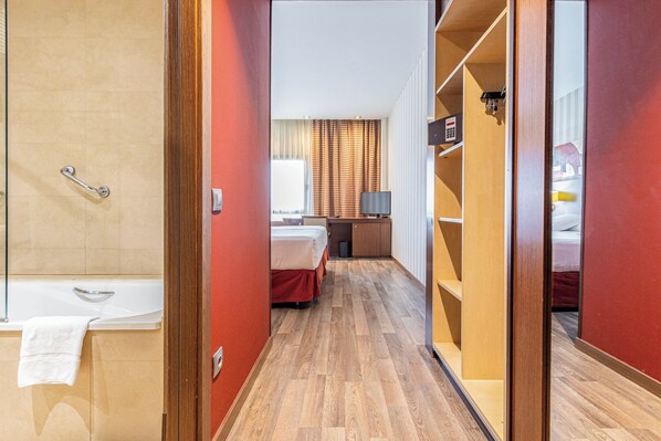Minibar, coffres-forts dans les chambres, bureau, chambres insonorisées