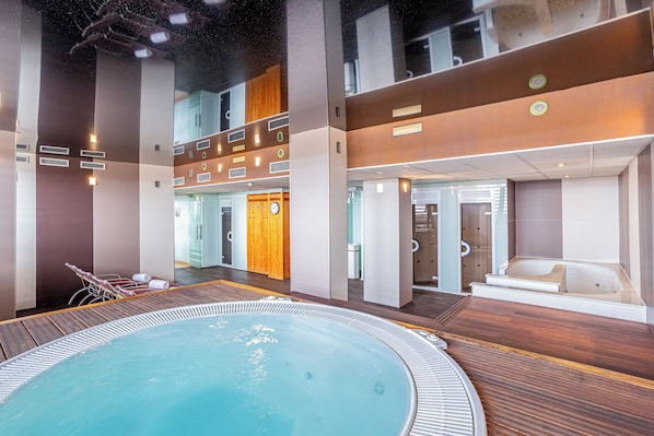 Indoor spa tub
