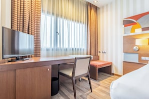 Minibar, in-room safe, desk, soundproofing - Sercotel Las Artes Pinto (Pinto)