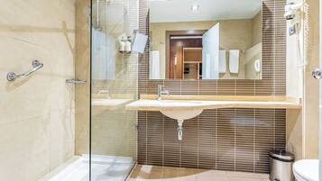 Standardzimmer, 2 Einzelbetten | Badezimmer | Kostenlose Toilettenartikel, Haartrockner, Handtücher