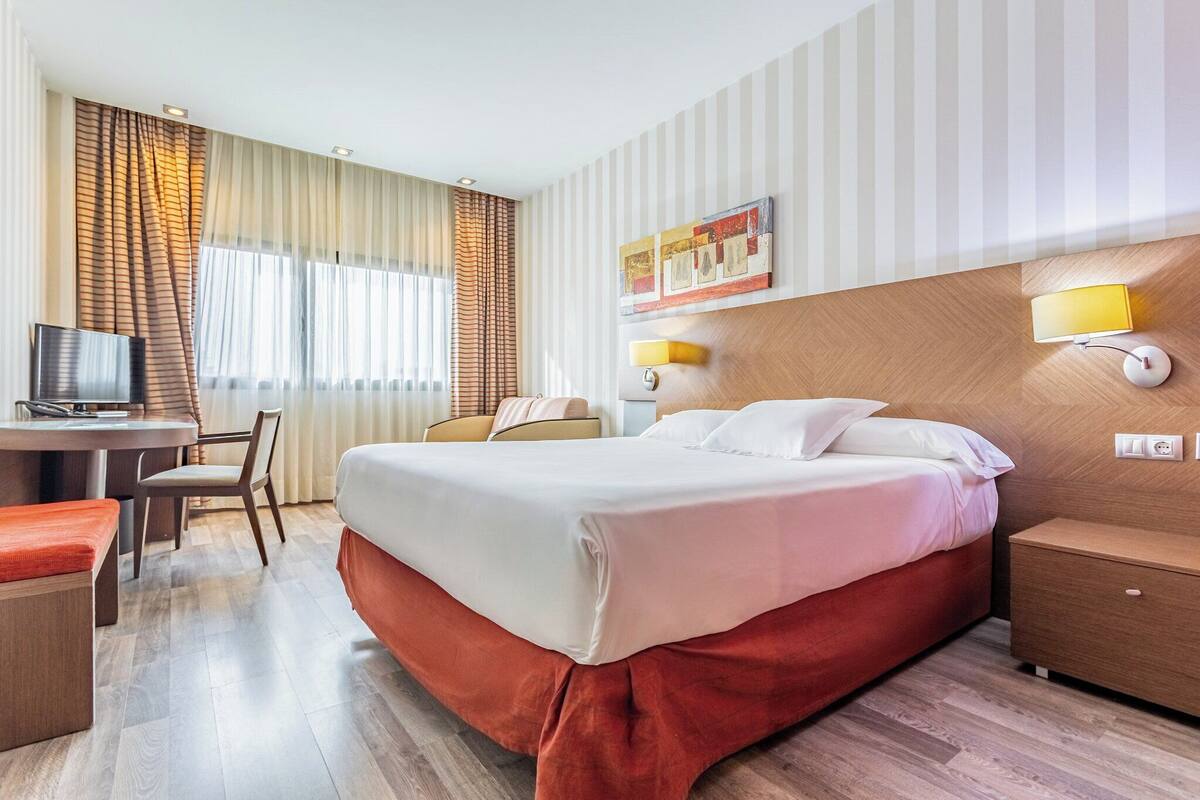 Classic Room | Minibar, in-room safe, desk, soundproofing