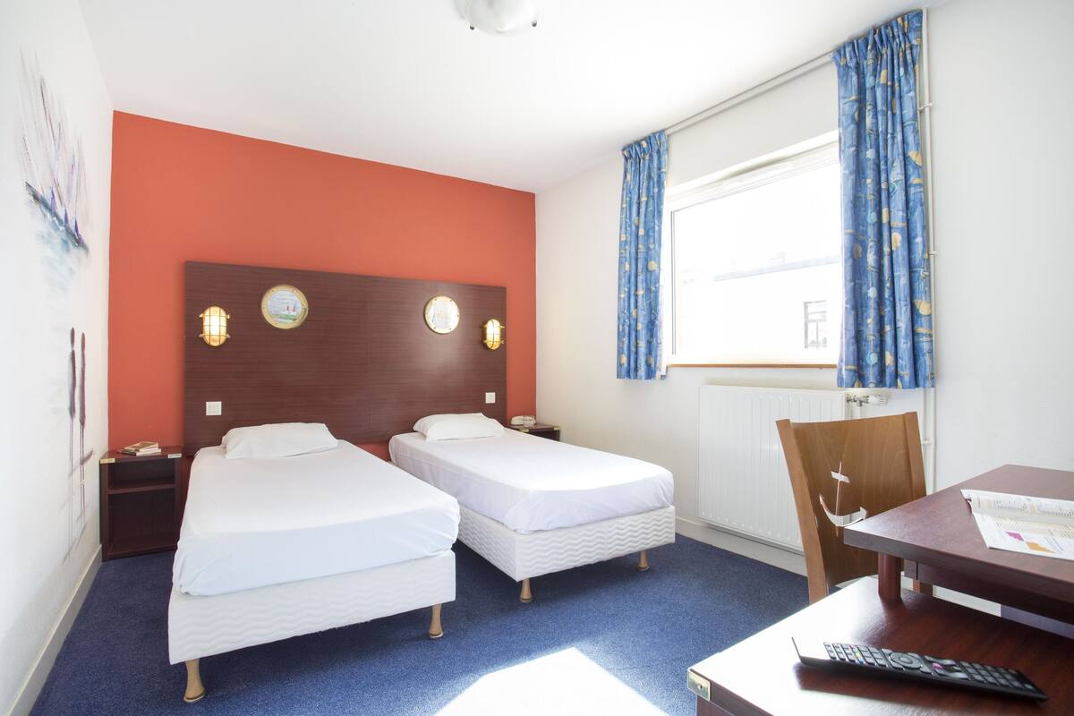 Premium bedding, desk, blackout drapes, WiFi (free)