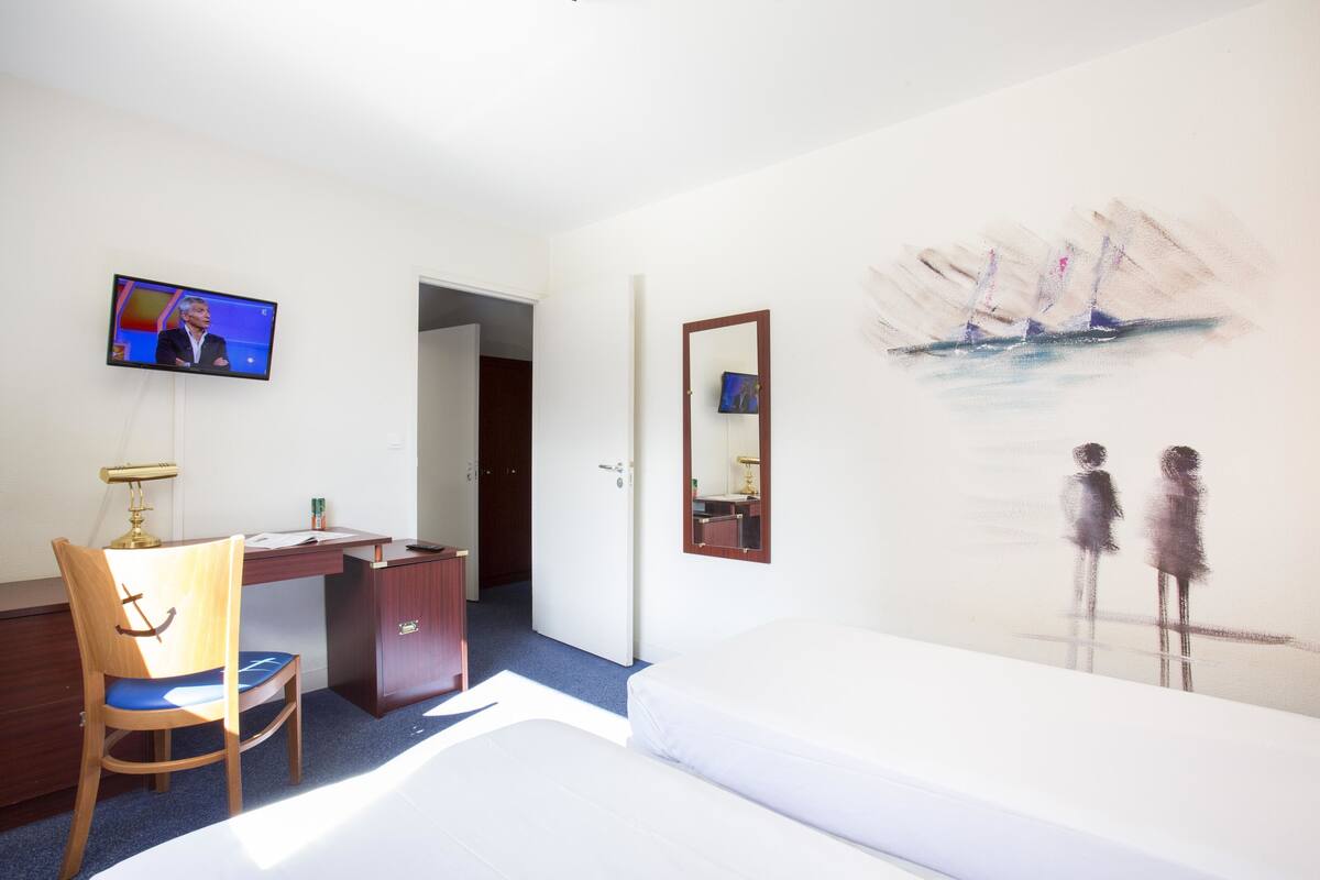 Comfort Twin Room | Premium bedding, desk, blackout drapes, WiFi (free)