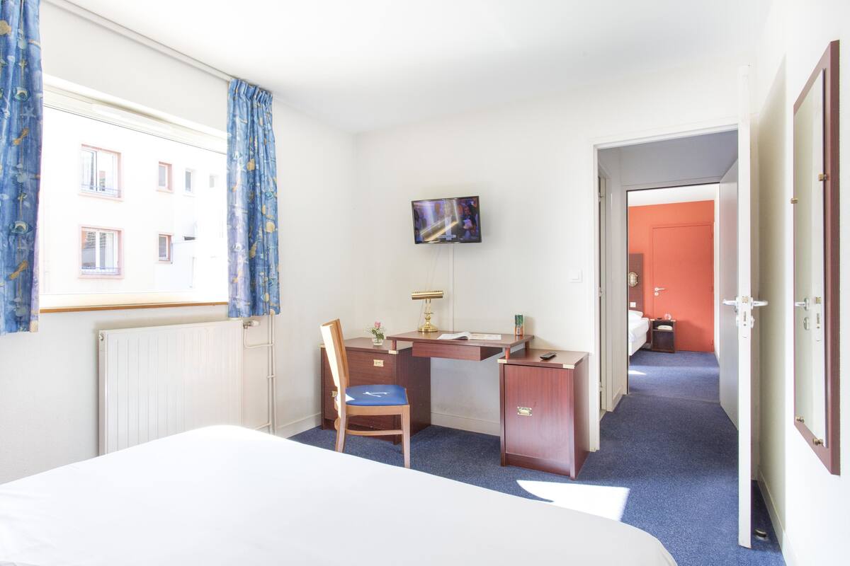 Premium bedding, desk, blackout drapes, WiFi (free)