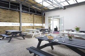 Sarapan dan makan tengah hari dihidangkan, masakan Perancis