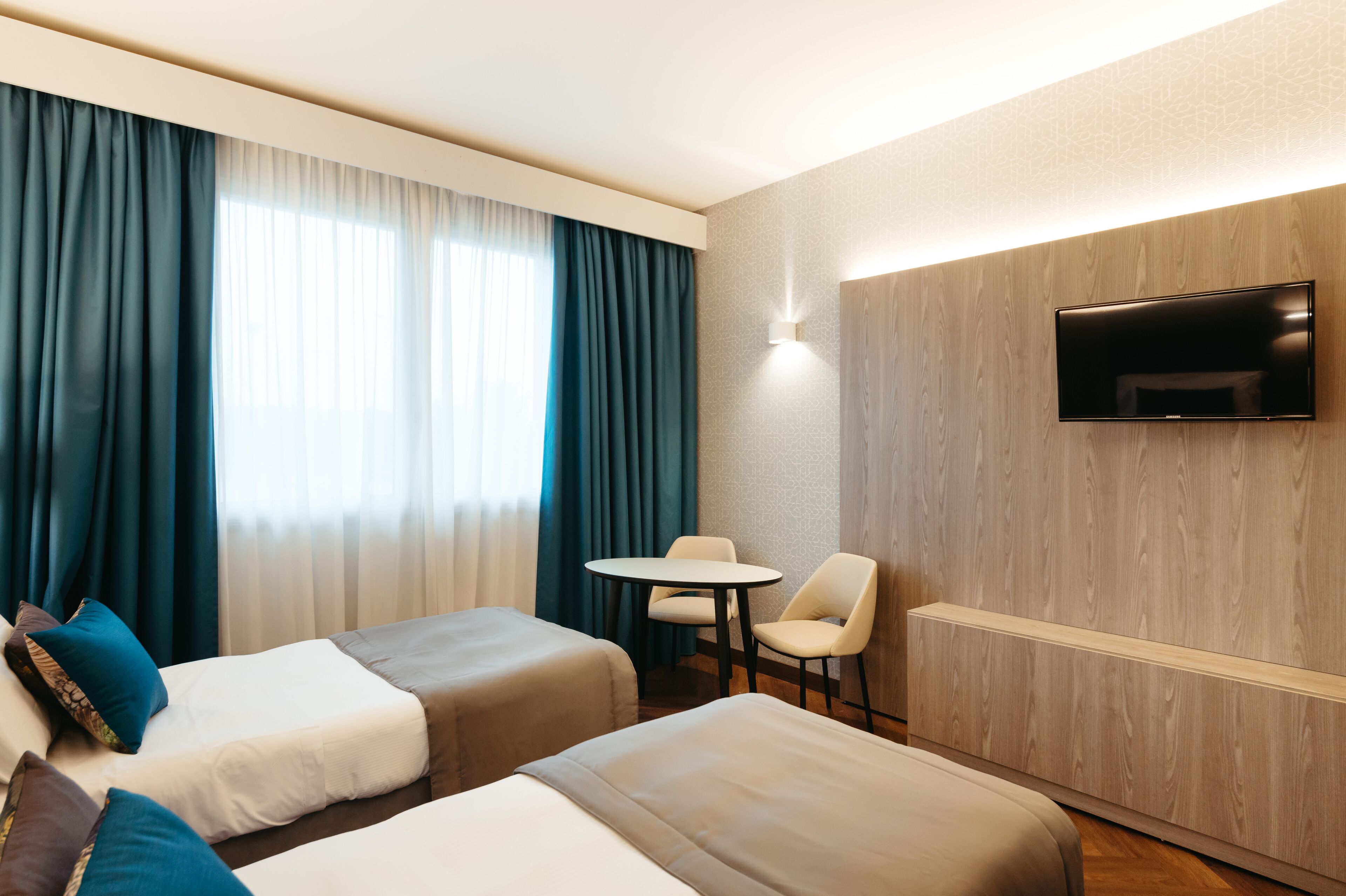 twin room | down duvets, minibar, in-room safe, desk