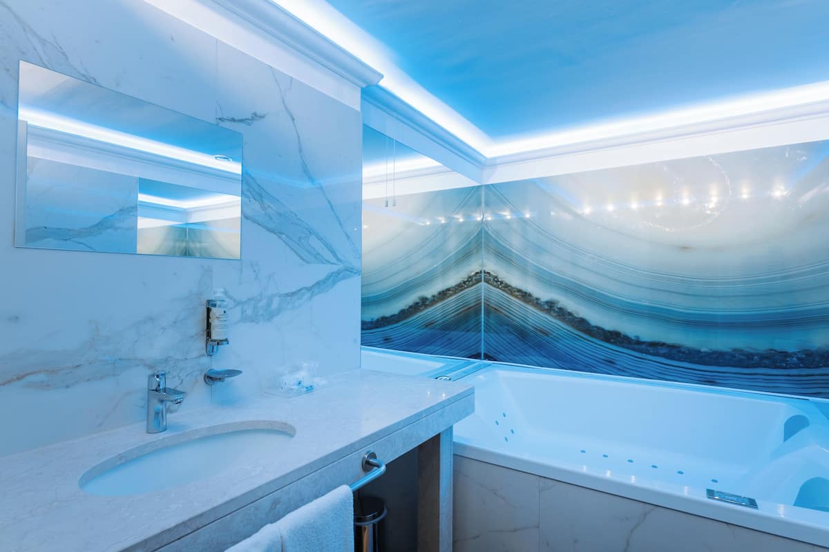 junior suite | jetted bathtub