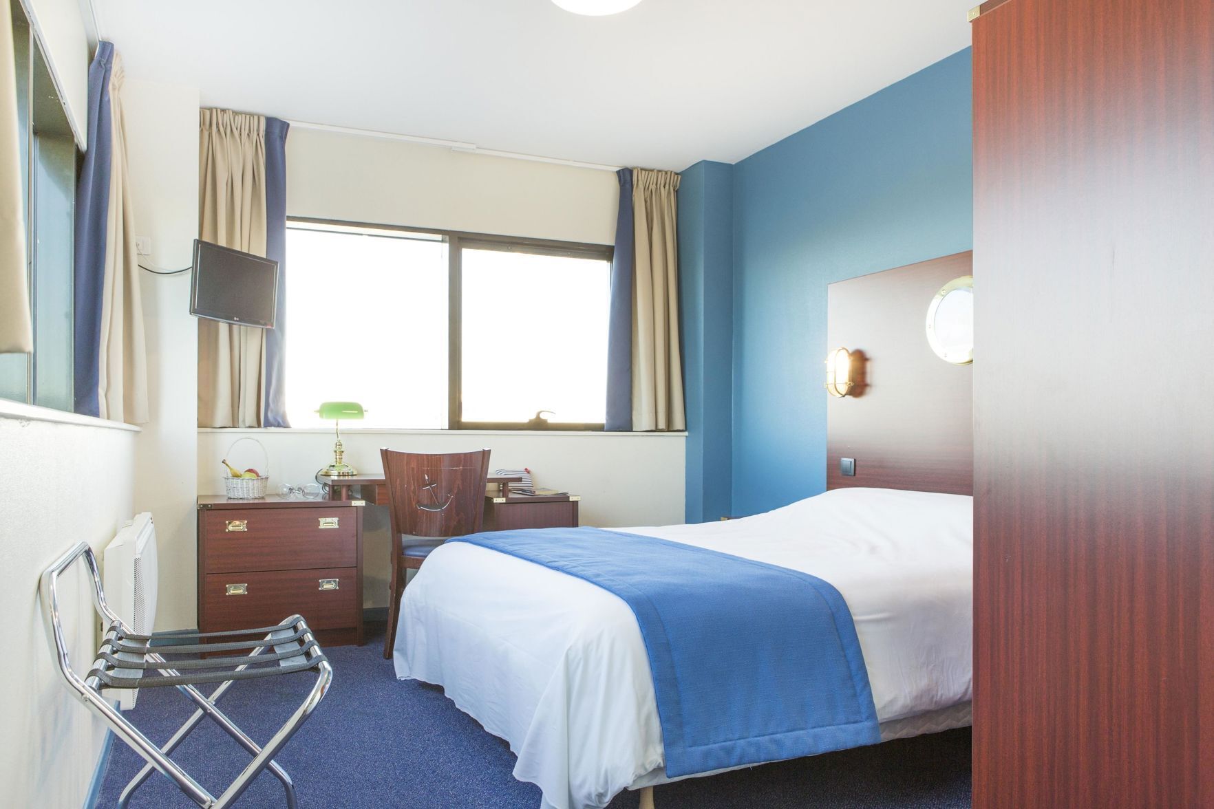 Escritorio, cunas gratuitas, wifi gratis y ropa de cama 