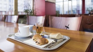 A tray with a cup, a glass of beer, and two pastries on a wooden table in a cafe. - Les Gens de Mer Dunkerque (Dunkirk)