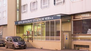 A building with a sign reading "Hôtel Restaurant Les Gens de Mer". - Les Gens de Mer Dunkerque (Dunkirk)
