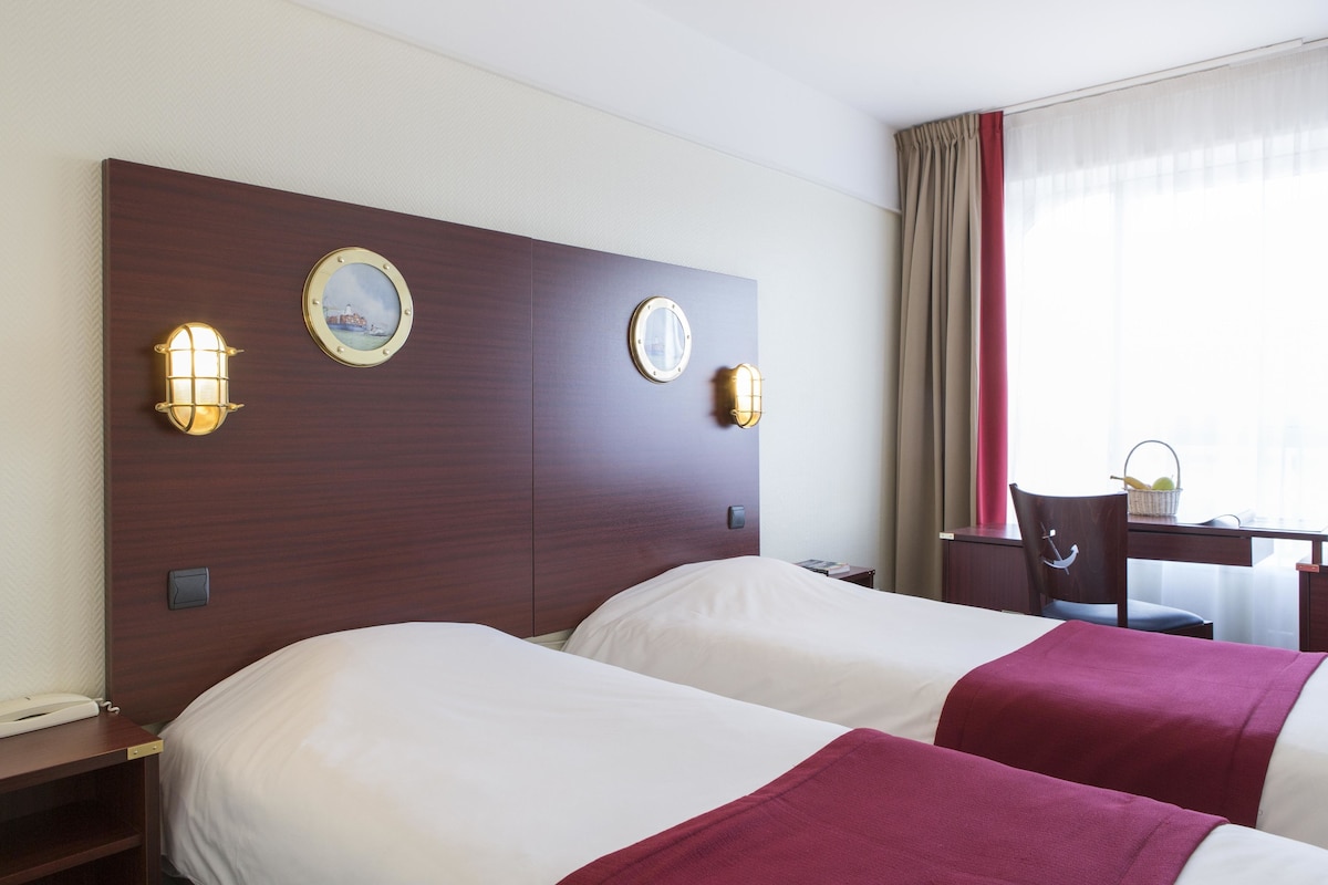 Desk, cribs (free), WiFi (free), bed sheets
