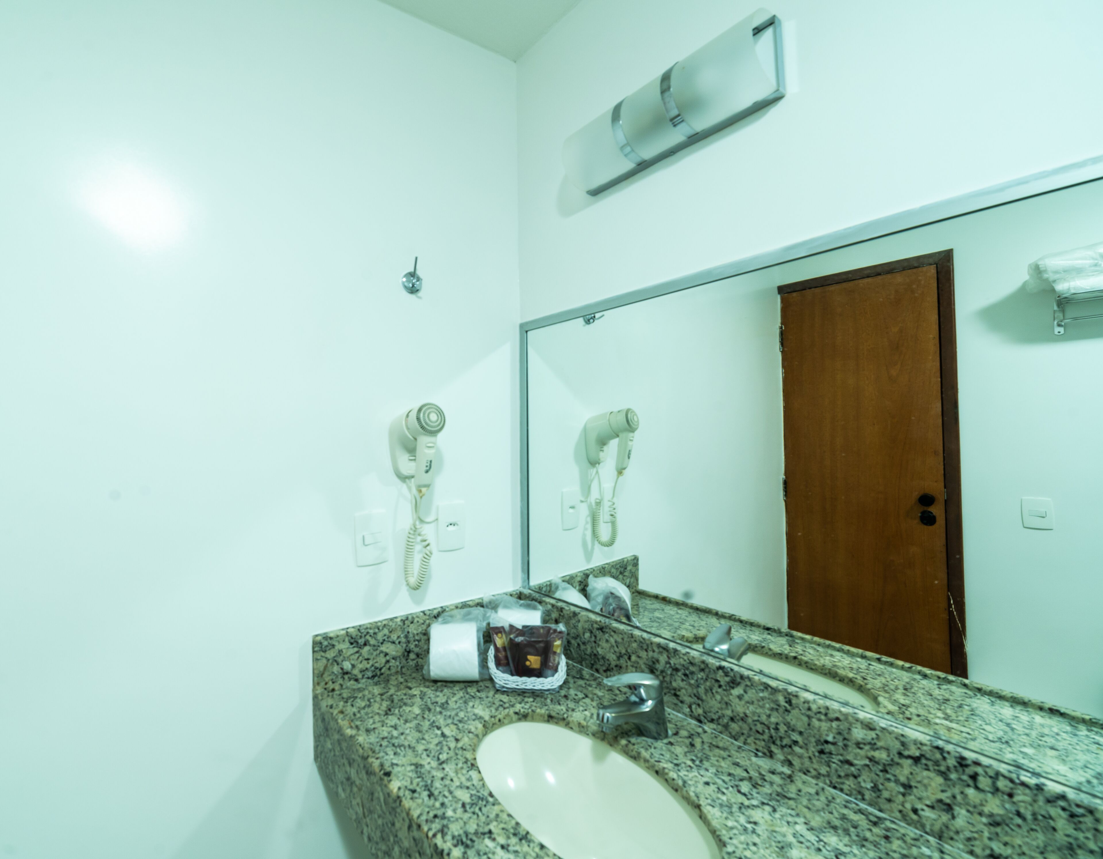 deluxe room | bathroom | shower, free toiletries, hair dryer, towels