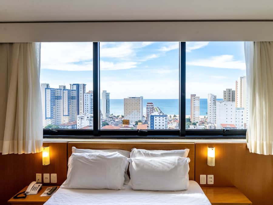 Minibar, caja de seguridad en la habitación y escritorio