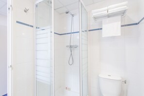 Habitación clásica, varias camas | Baño | Secadora de cabello y toallas 