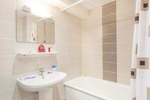Chambre Classique, 2 lits une place | Salle de bain | SĂšche-cheveux, serviettes fournies
