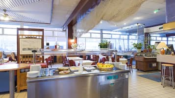 Colazione a buffet, servita tutte le mattine (9.00 EUR a persona)