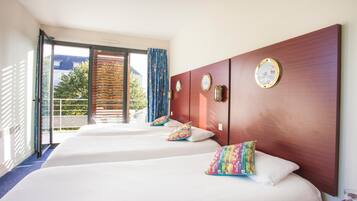 Standard Triple Room, 3 Twin Beds | Desk, iron/ironing board, free WiFi, bed sheets