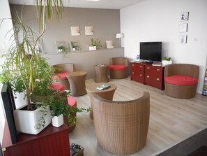 Lobby-lounge