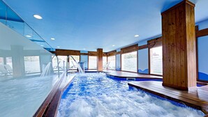 An indoor hot tub area with wooden beams and large windows. - AZZ Peñafiel Las Claras Hotel & Spa (Penafiel)