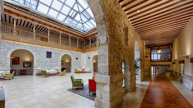 A spacious atrium with high ceilings, stone arches, and a central open area with seating. - AZZ Peñafiel Las Claras Hotel & Spa (Penafiel)
