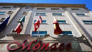 Un edificio con la palabra "Monaco" destacada en la fachada.