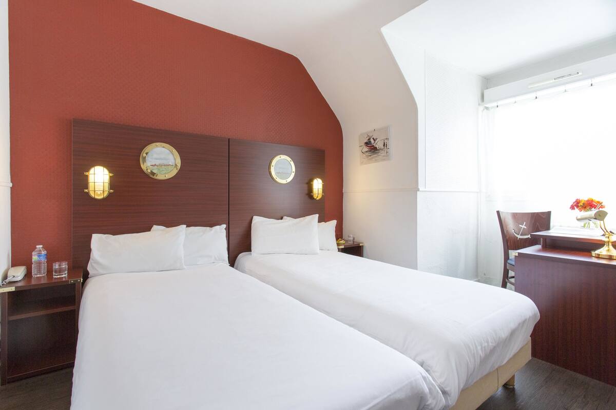 Standard Room, 2 Twin Beds | In-room safe, desk, iron/ironing board (on request), WiFi (free)