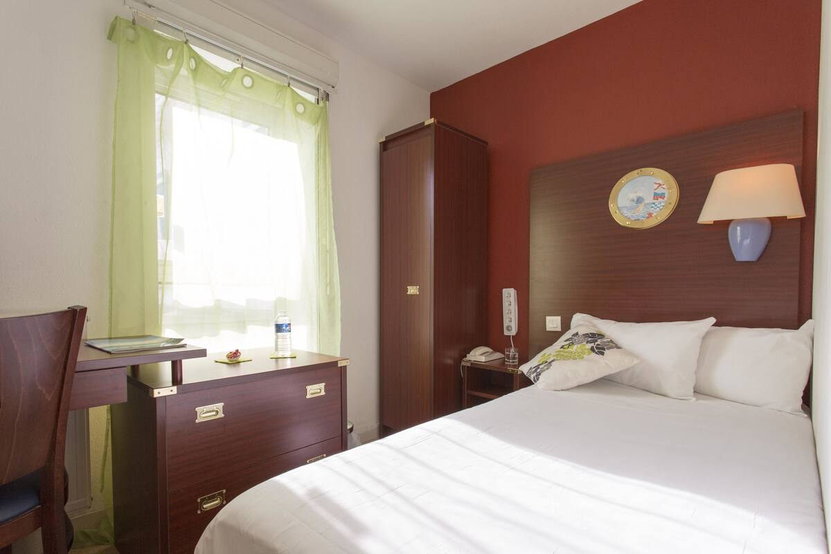 Double Room | In-room safe, desk, iron/ironing board (on request), WiFi (free)