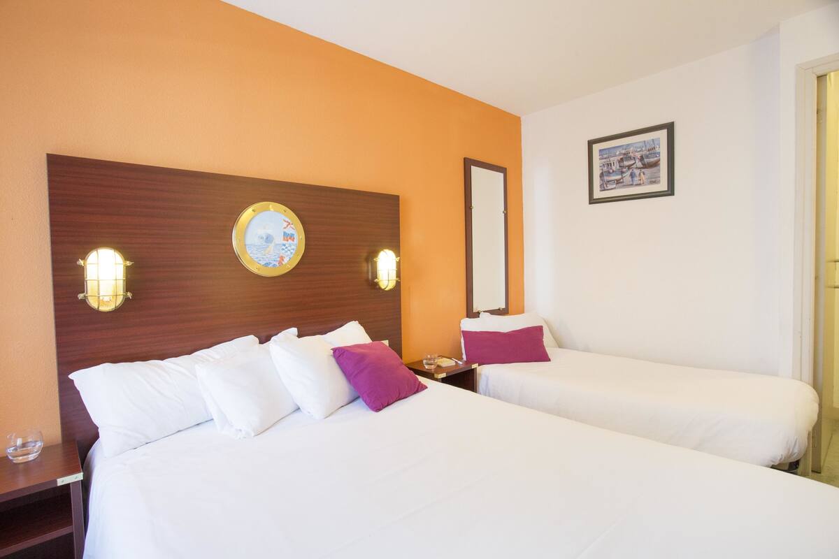 Triple Room | In-room safe, desk, iron/ironing board (on request), WiFi (free)
