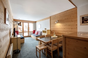 Standard-Apartment, 2 Schlafzimmer | Wohnbereich | Fernseher