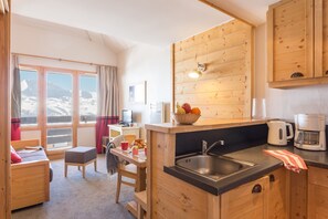 Appartement 4 personnes - 1 chambre - Vue montagne - Exposition sud | Area keluarga | TV