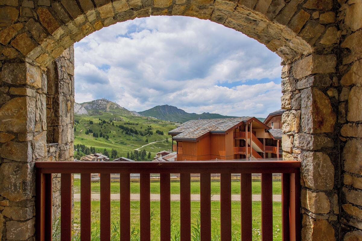 Appartement 6 personnes - 1 chambre + 1 coin nuit - Vue montagne - Exposition sud | ลานระเบียง/นอกชาน